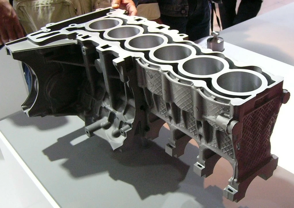 1024px-BMW_6-cylinder_block_Al-Mg.jpg